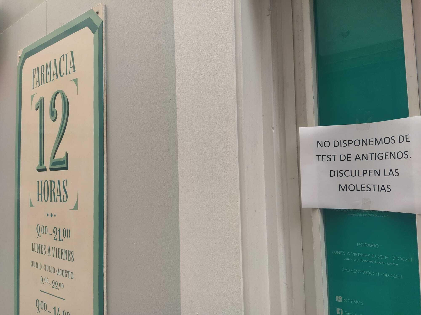 Cartel en una farmacia de Cádiz.
