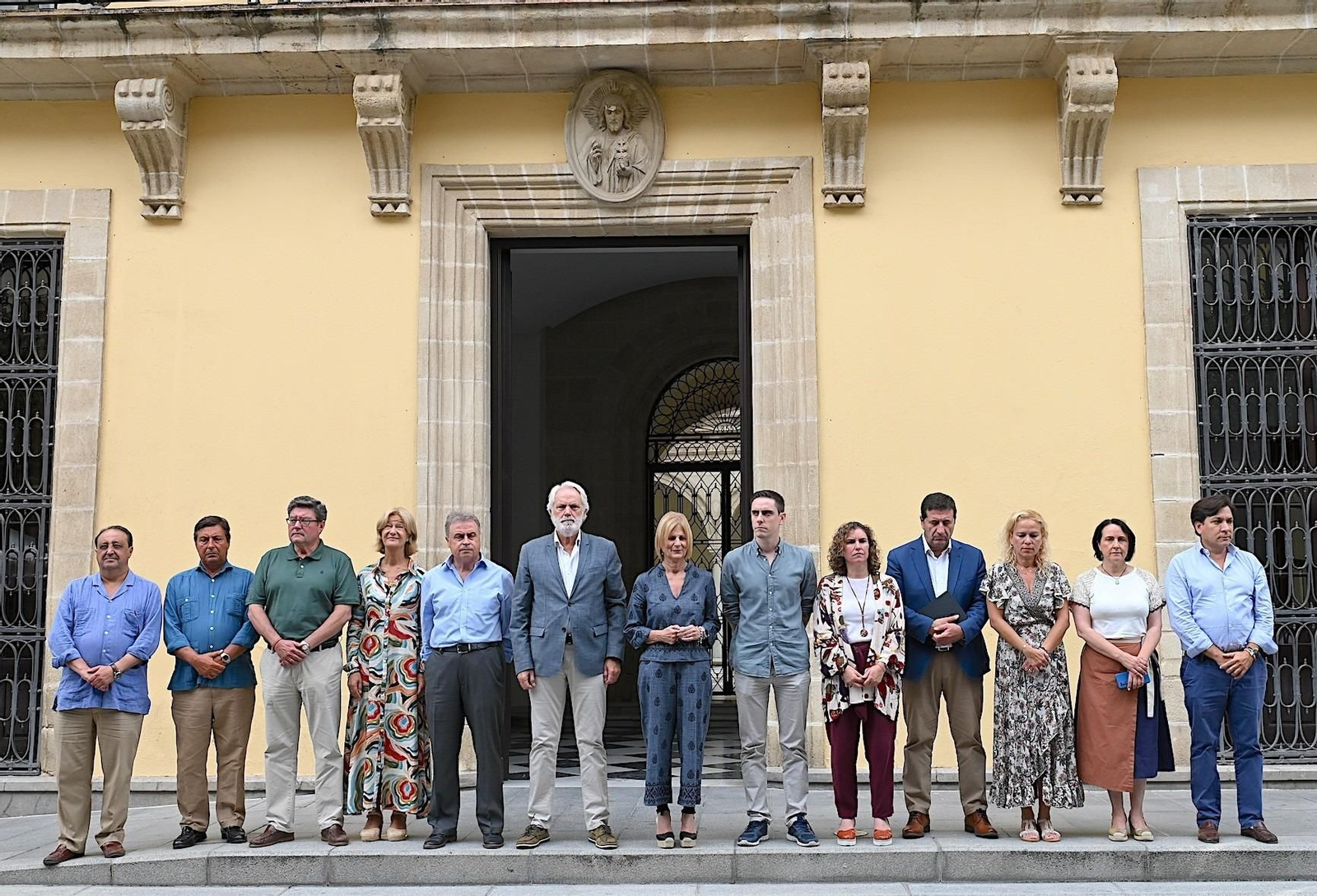 La alcaldesa de Jerez, María José García-Pelayo, junto a los ediles del Ayuntamiento que han guardado el minuto de silencio por Miguel Ángel Blanco