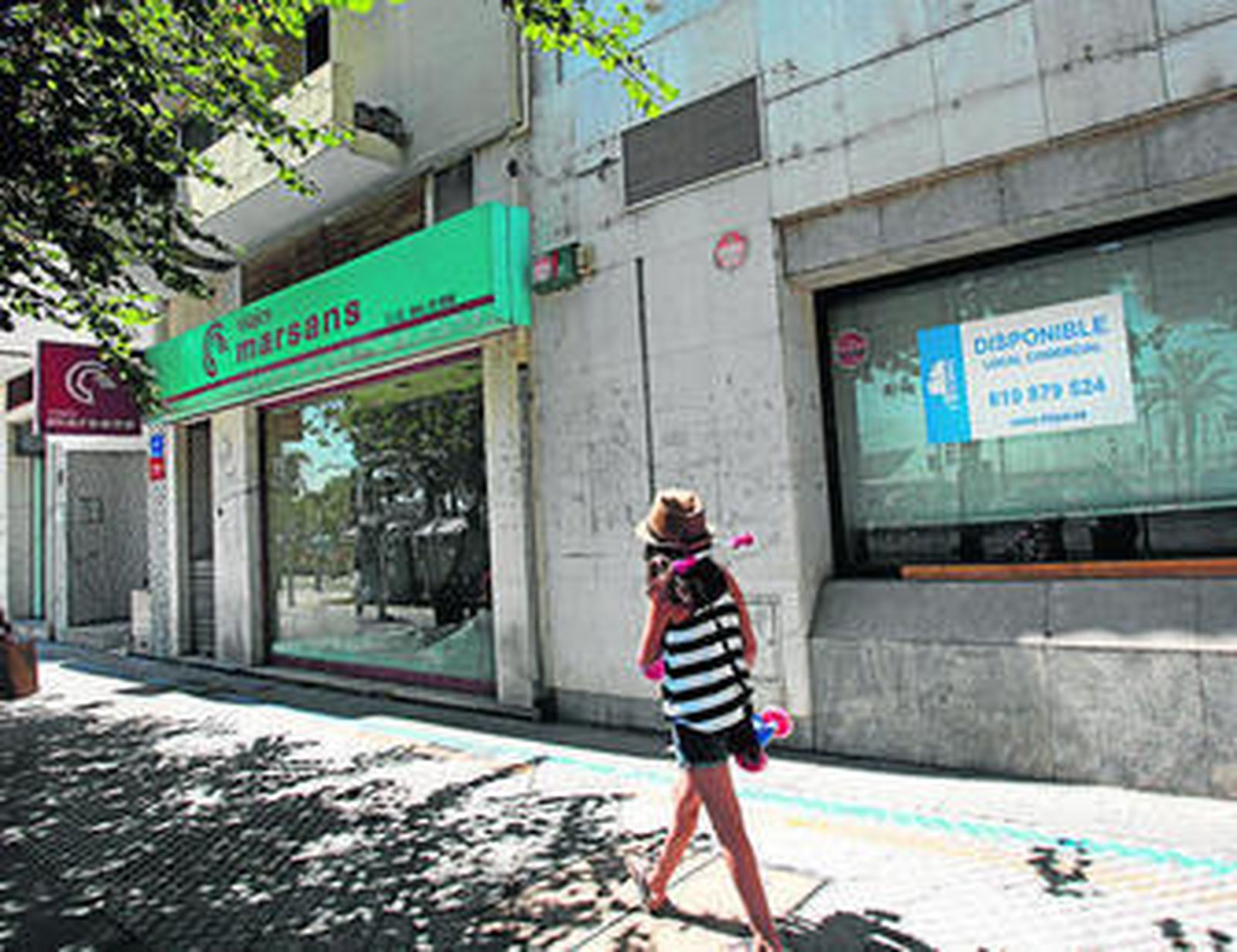 La antigua oficina de Viajes Marsans está situada junto al número 22 de esta vía.