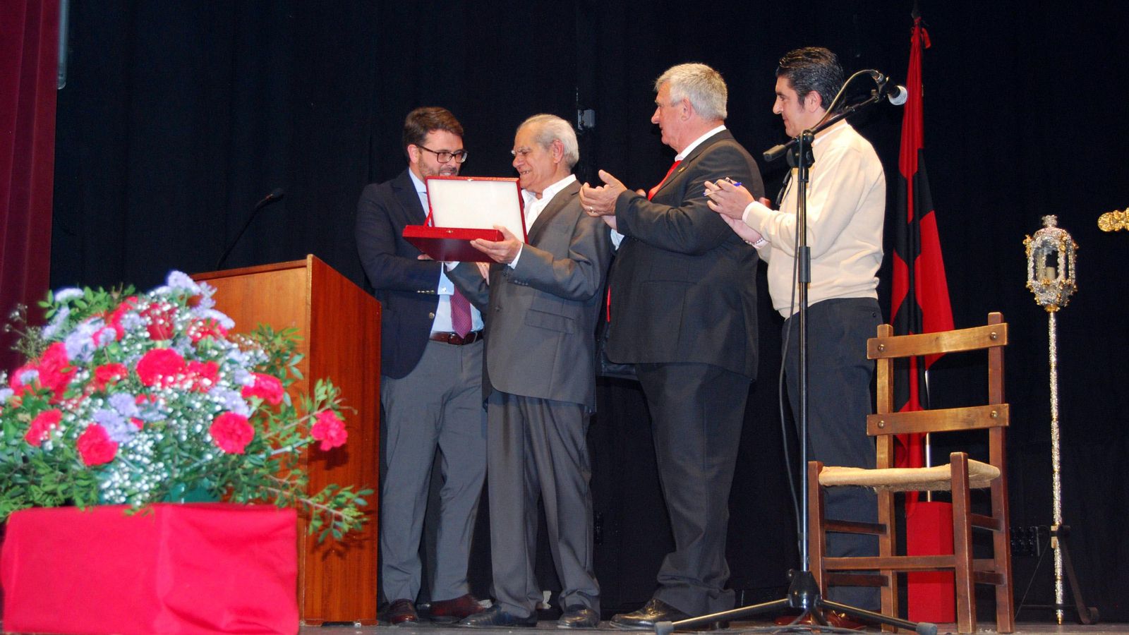 José Flores 'Cascales', recibiendo el homenaje de la Peña Flamenca Buena Gente