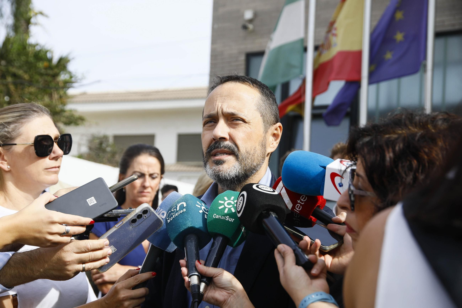 Las imágenes de la concentracion por el asesinato de Maria Nieves GP en la residencia del Zapillo en Almería