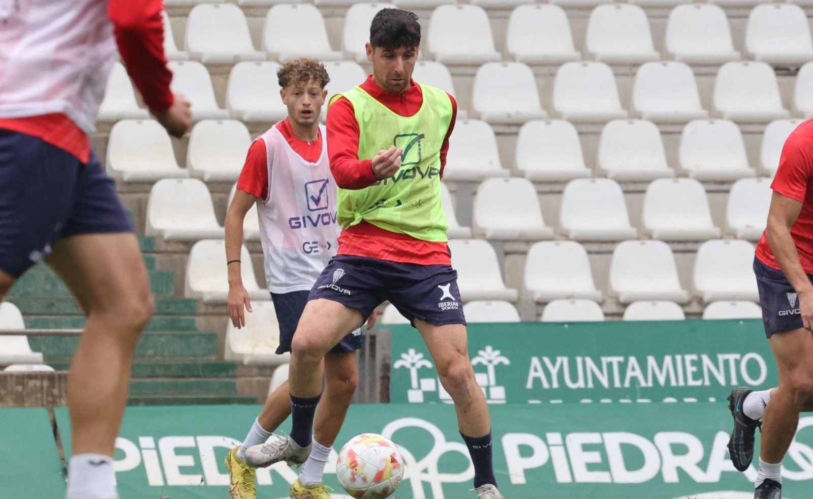 Javi Flores, durante el entrenamiento de este lunes en El Arcángel.