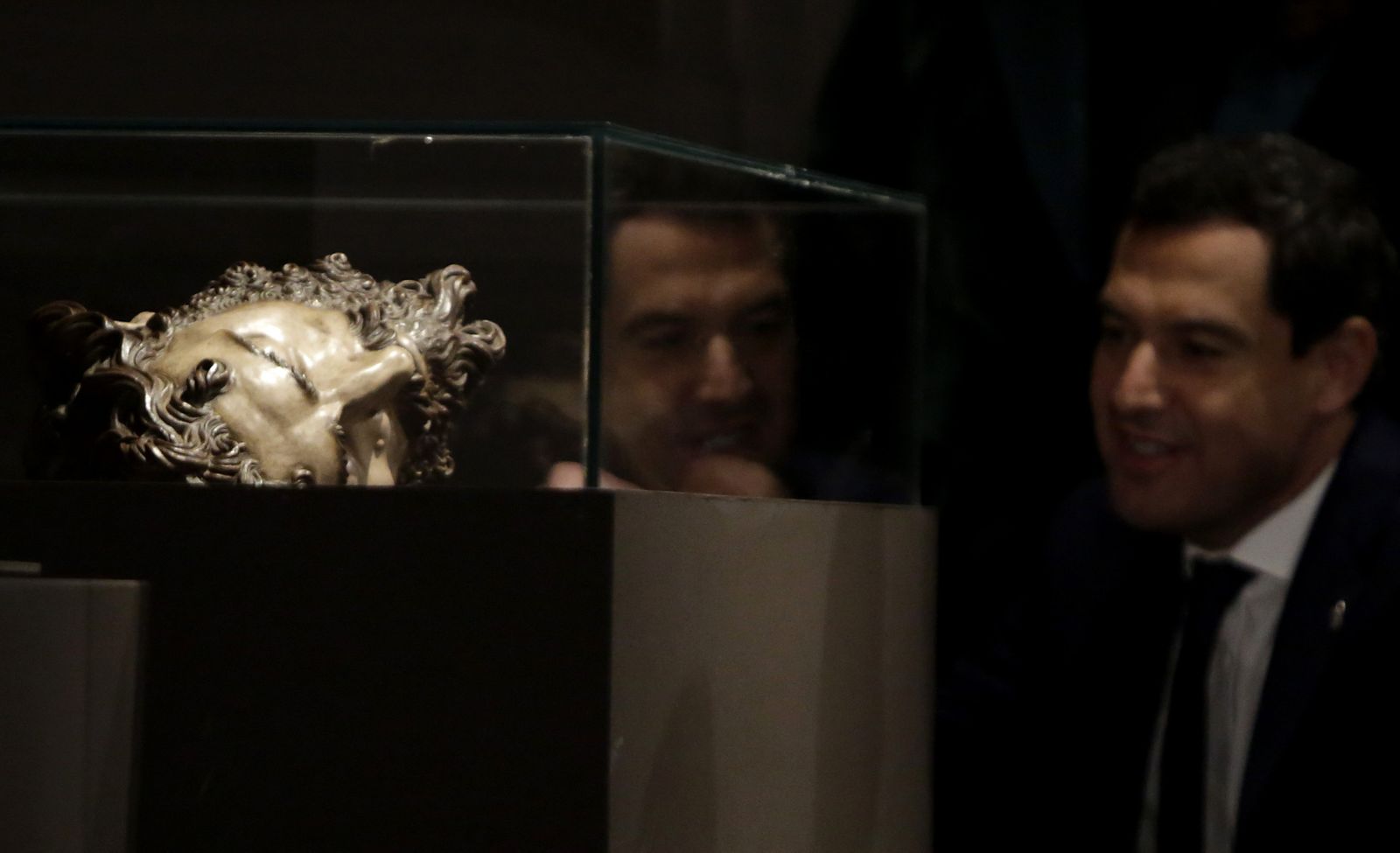 Moreno contempla la cabeza decapitada de San Juan Bautista en el Museo de Sevilla