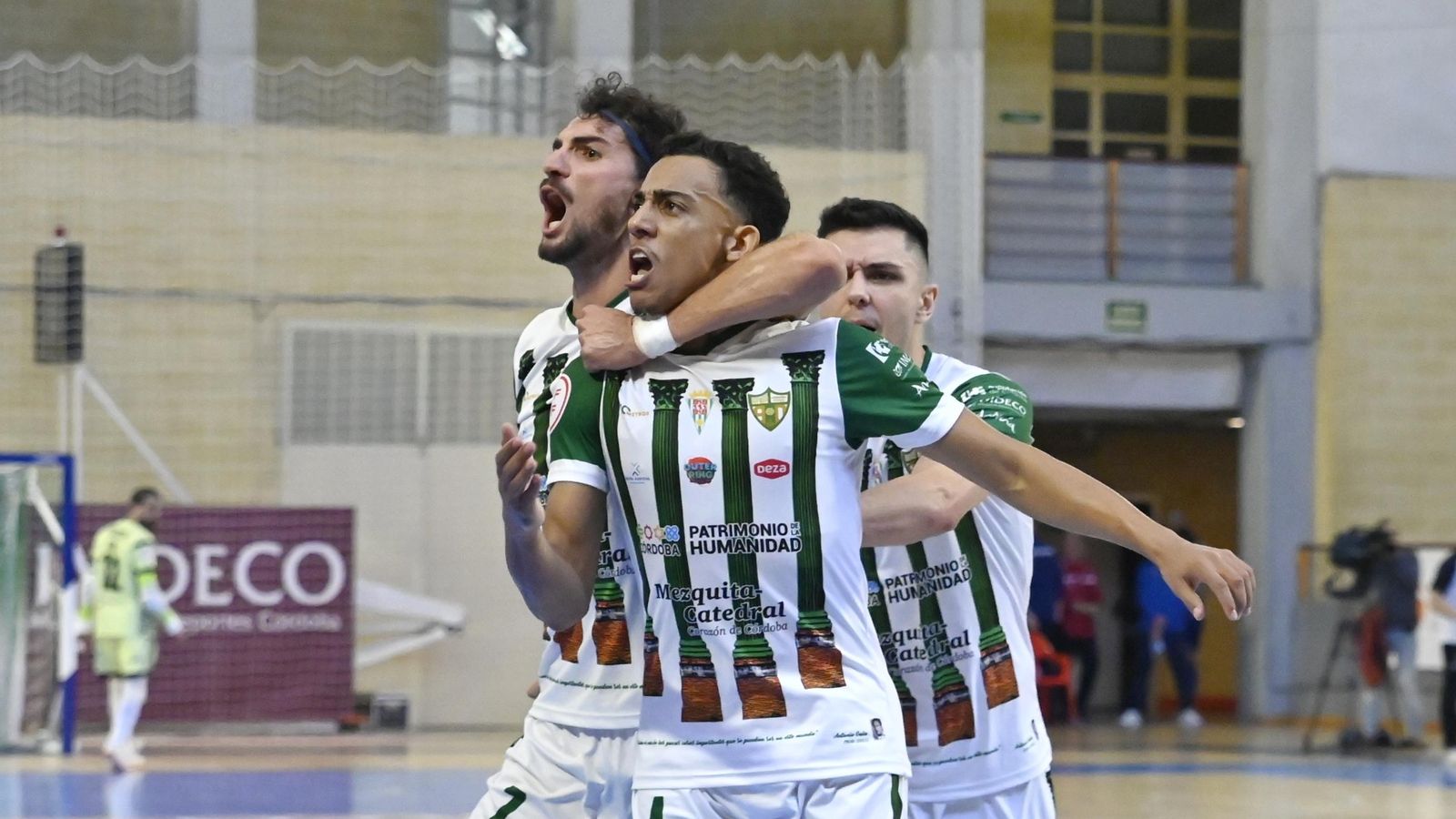 Zequi celebra su gol junto a Pulinho y Antoniazzi.