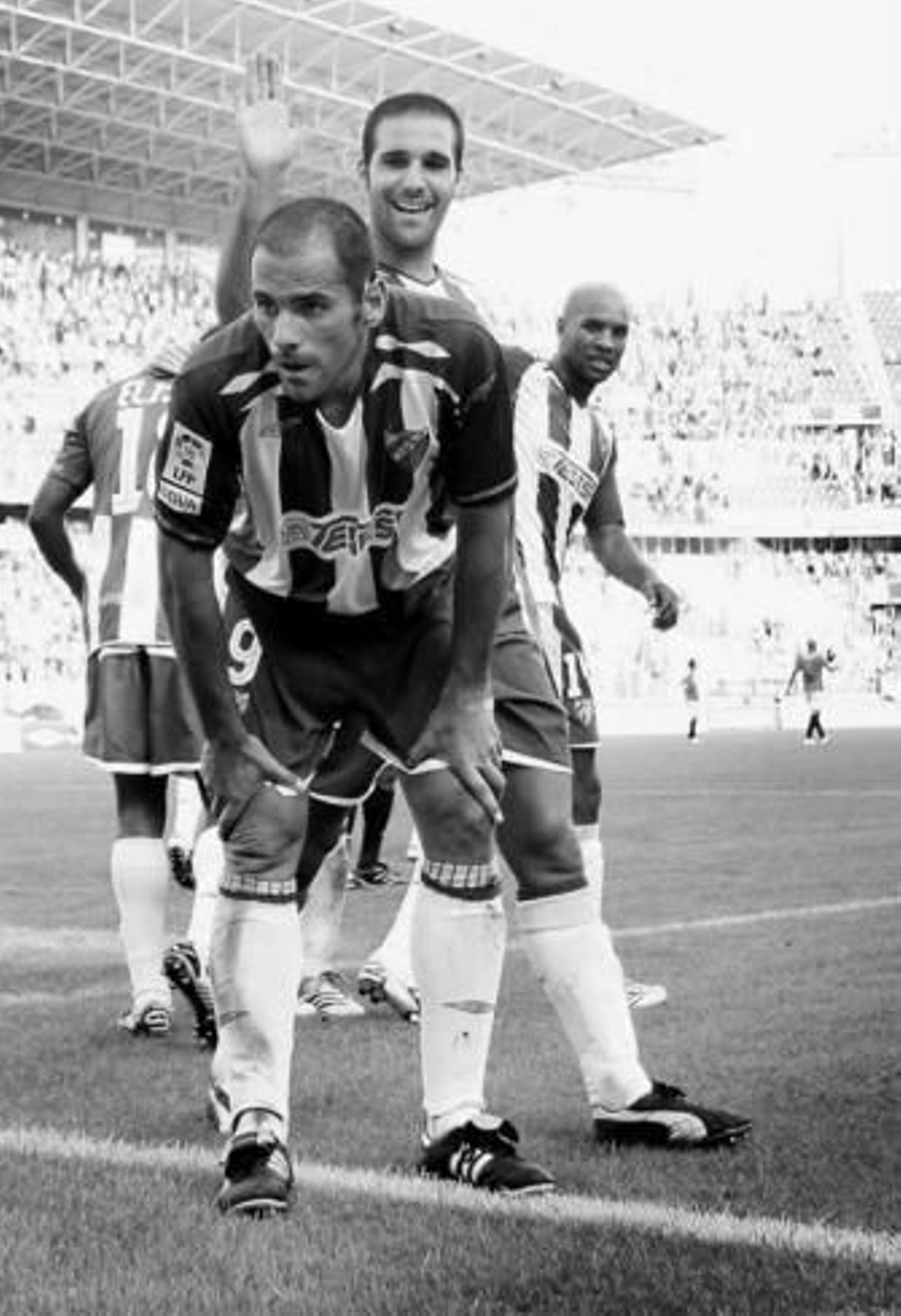 Salva toma oxígeno tras marcarle un gol al Salamanca mientras Jesús Gámez le felicita.