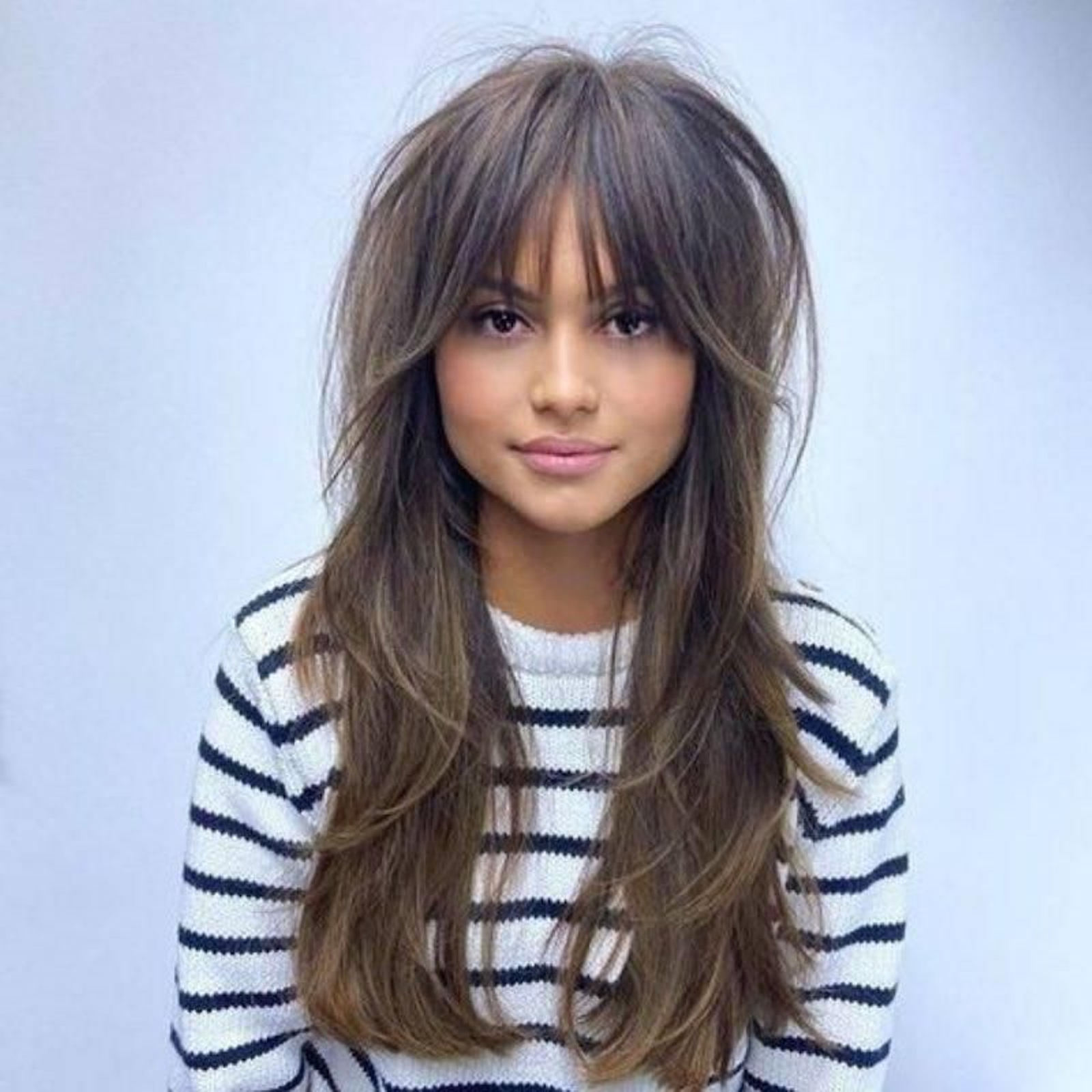 Hush cut, el corte de pelo a capas con efecto volumen inmediato que arrasa este otoño 2023.