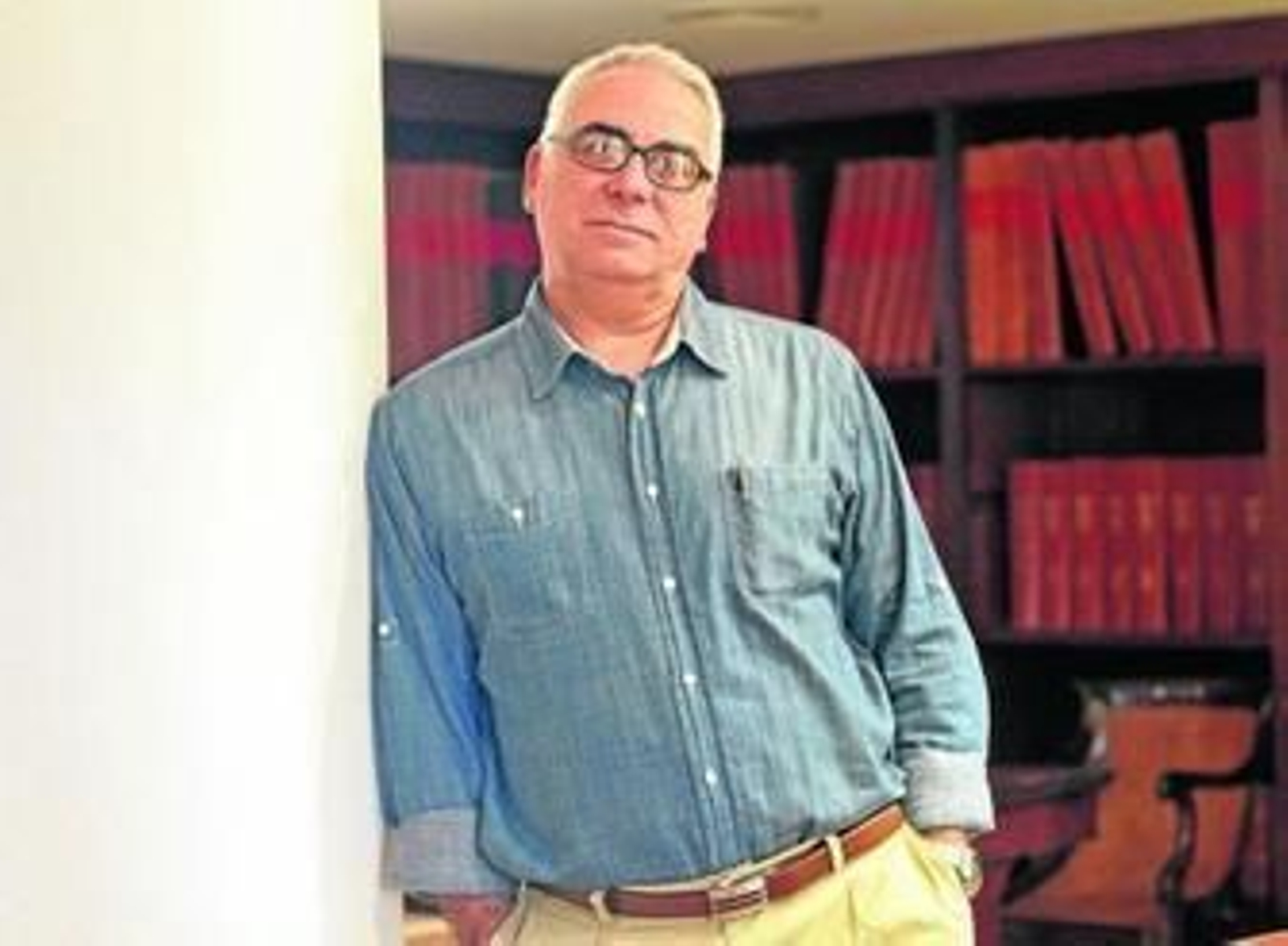 José Manuel Hesle, con un ejemplar de 'Diario de Cádiz' donde aparece la noticia del derribo del muro de Campsa.