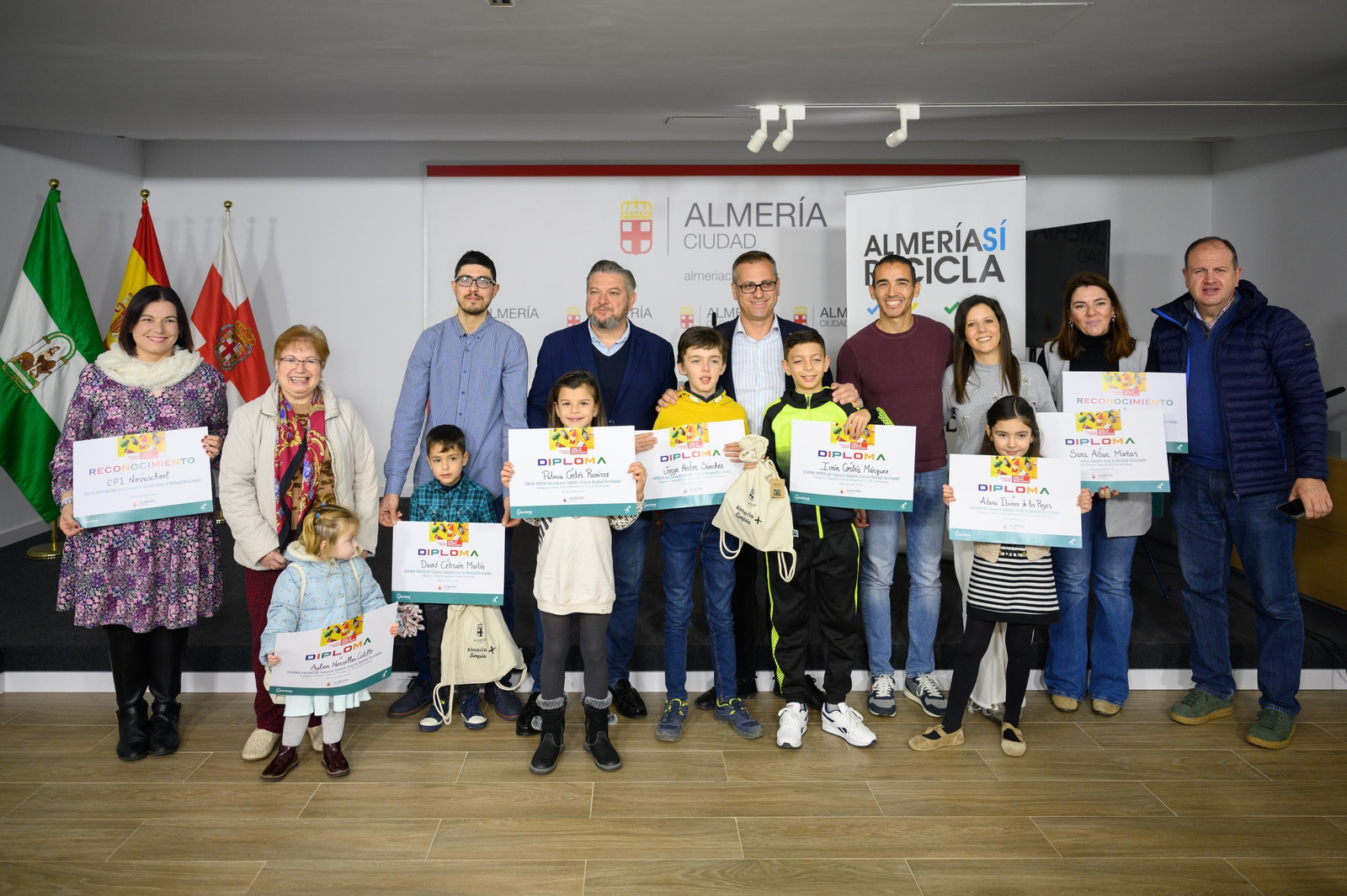 Los ganadores del concurso con los concejales Urdiales y  Cruz, entre otros