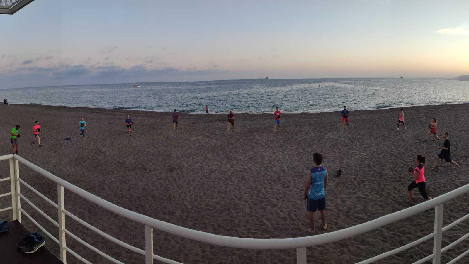 El grupo de Porolli, entrenando en la playa de La Térmica.