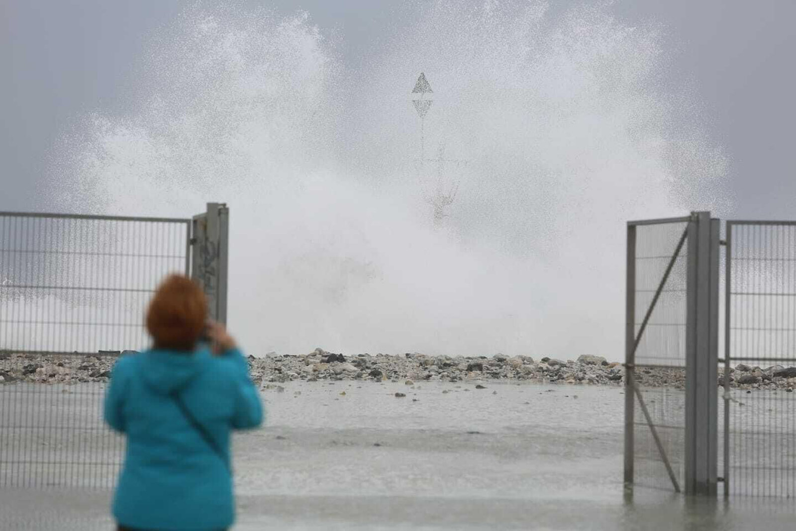 Oleaje este martes en la playa de Sacaba en Málaga capital.