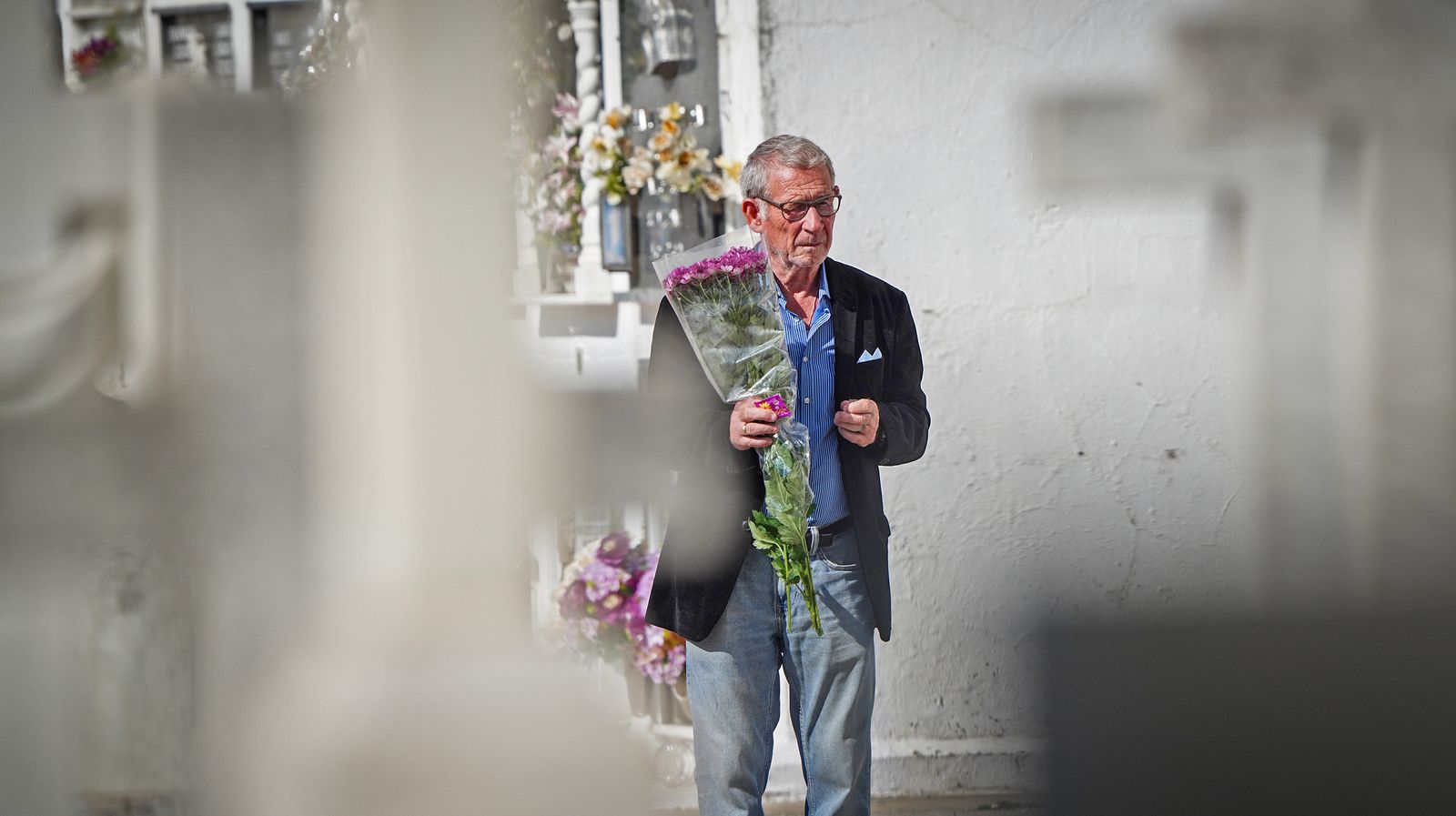 Día de recuerdo y emociones en el cementerio de Jerez