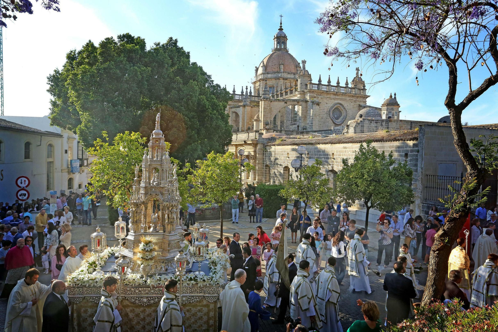 Procesión del Corpus Christi subiendo por la calle Manuel María Gozález.