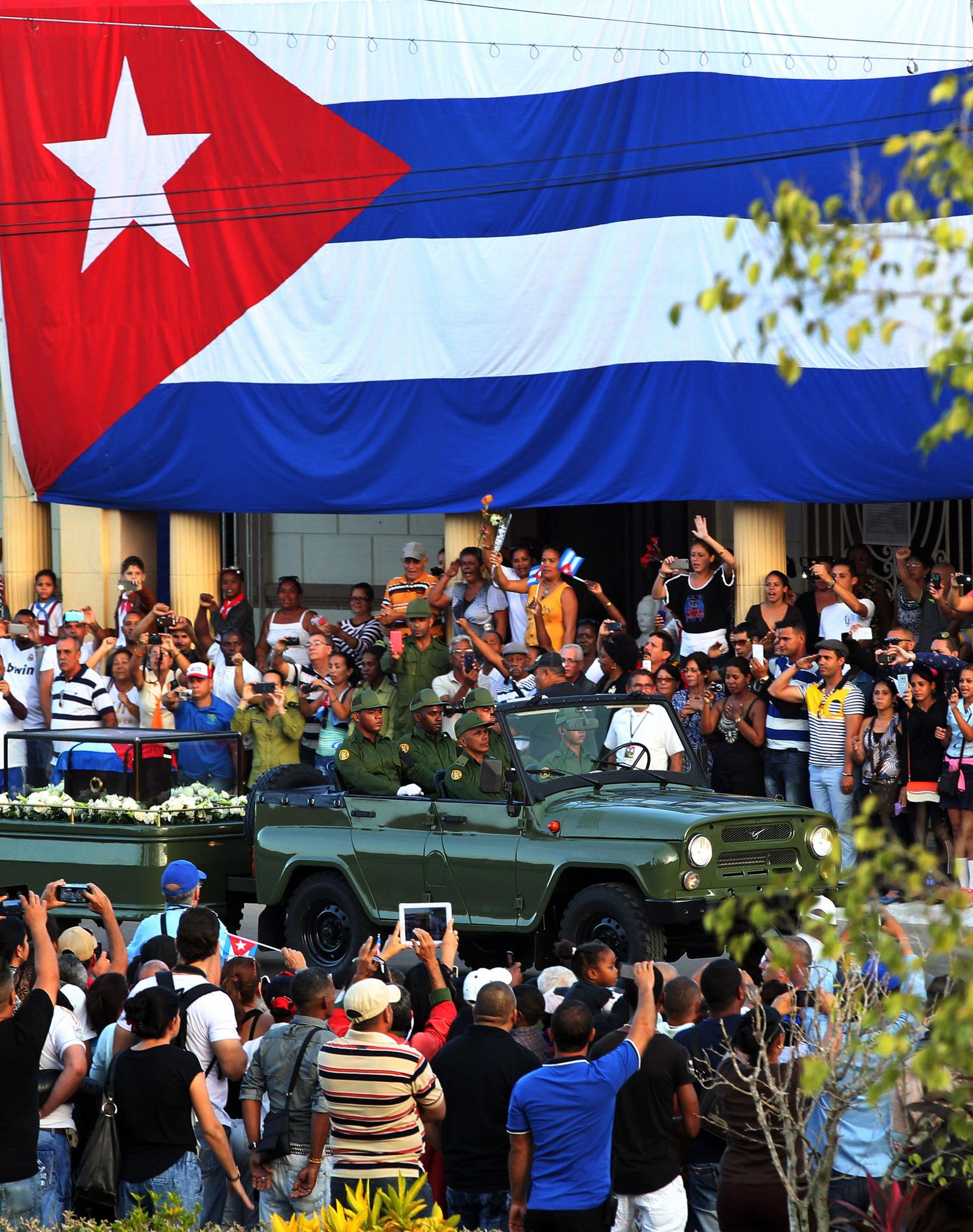 Cubanos saludaban ayer al paso de la urna con los restos de Fidel Castro en Camagüey.