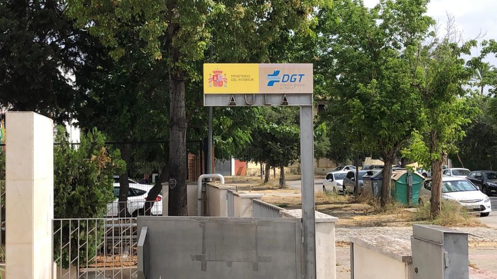 Exterior del edificio de la Jefatura de Tráfico en Sevilla.