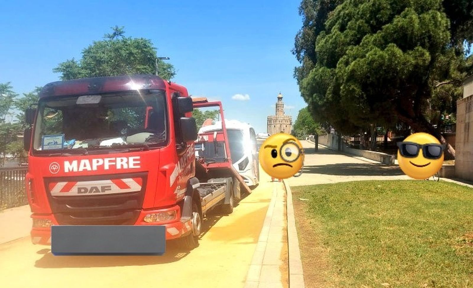 La grúa se lleva el vehículo autónomo del Puerto para una reparación