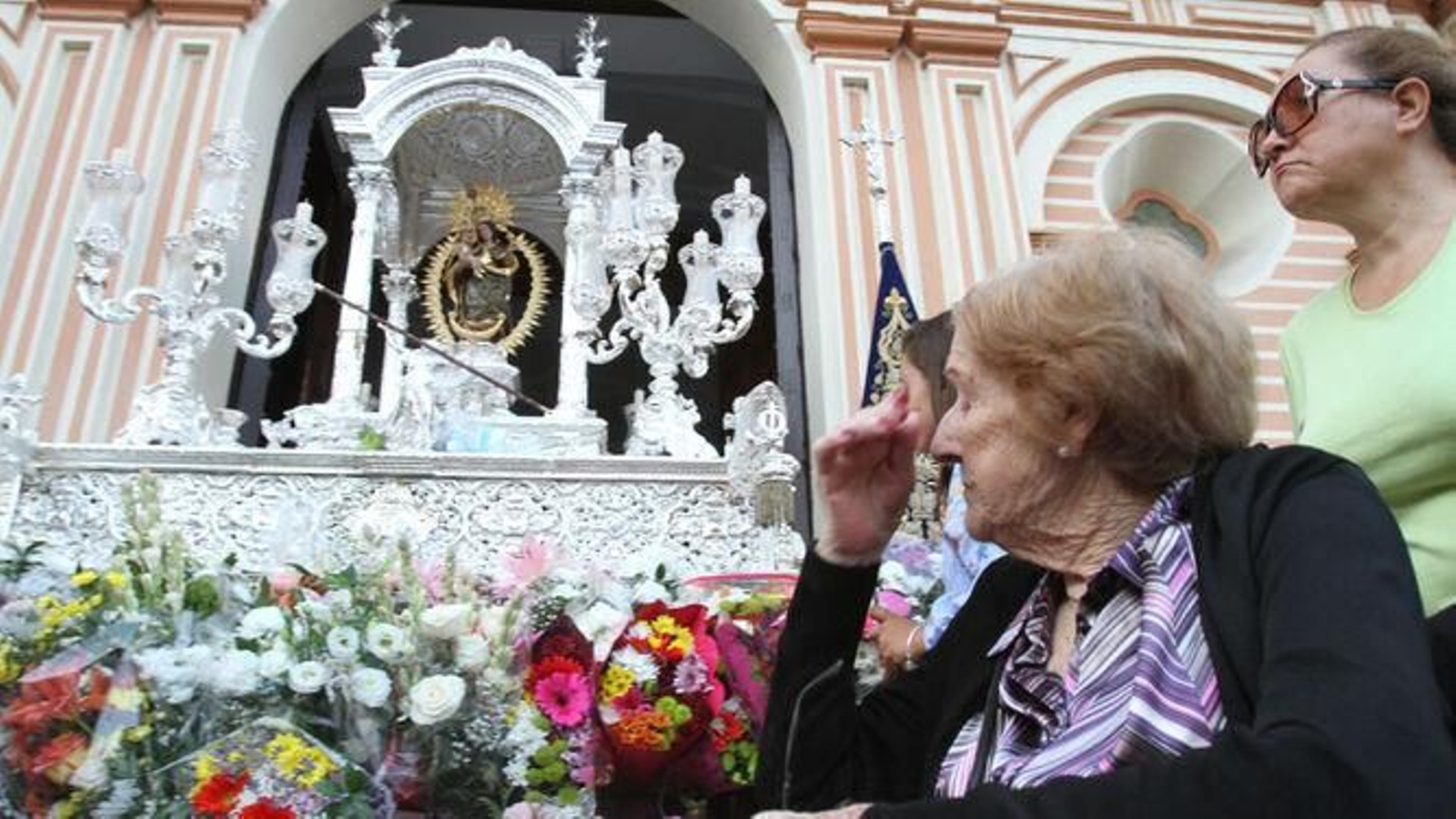 Imagen de archivo de una ofrenda floral a la Virgen de la Cinta en la Catedral de la Merced.