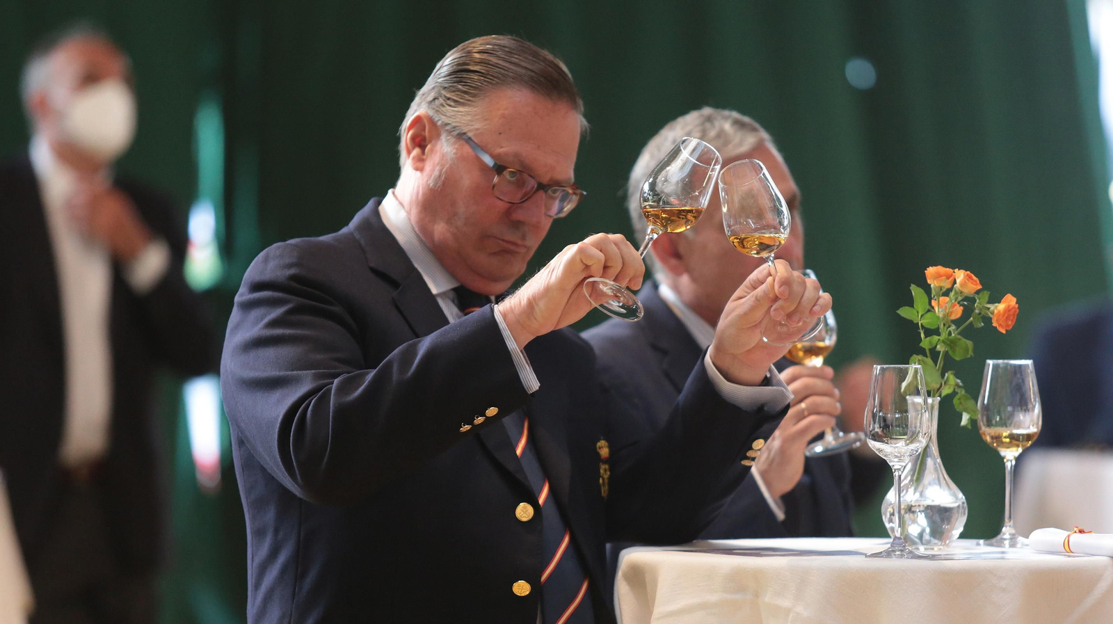 Los invitados comprueban cómo ha evolucionado el vino en comparación con otro que se quedó en bodega. González Byass recibe las botas que han navegado en el Juan Sebastián Elcano
