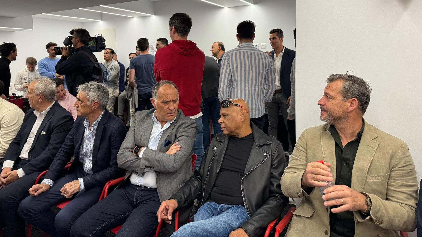 Algunos de los exjugadores que estuvieron en la presentación de Joaquín Caparrós con el Sevilla Fútbol Club