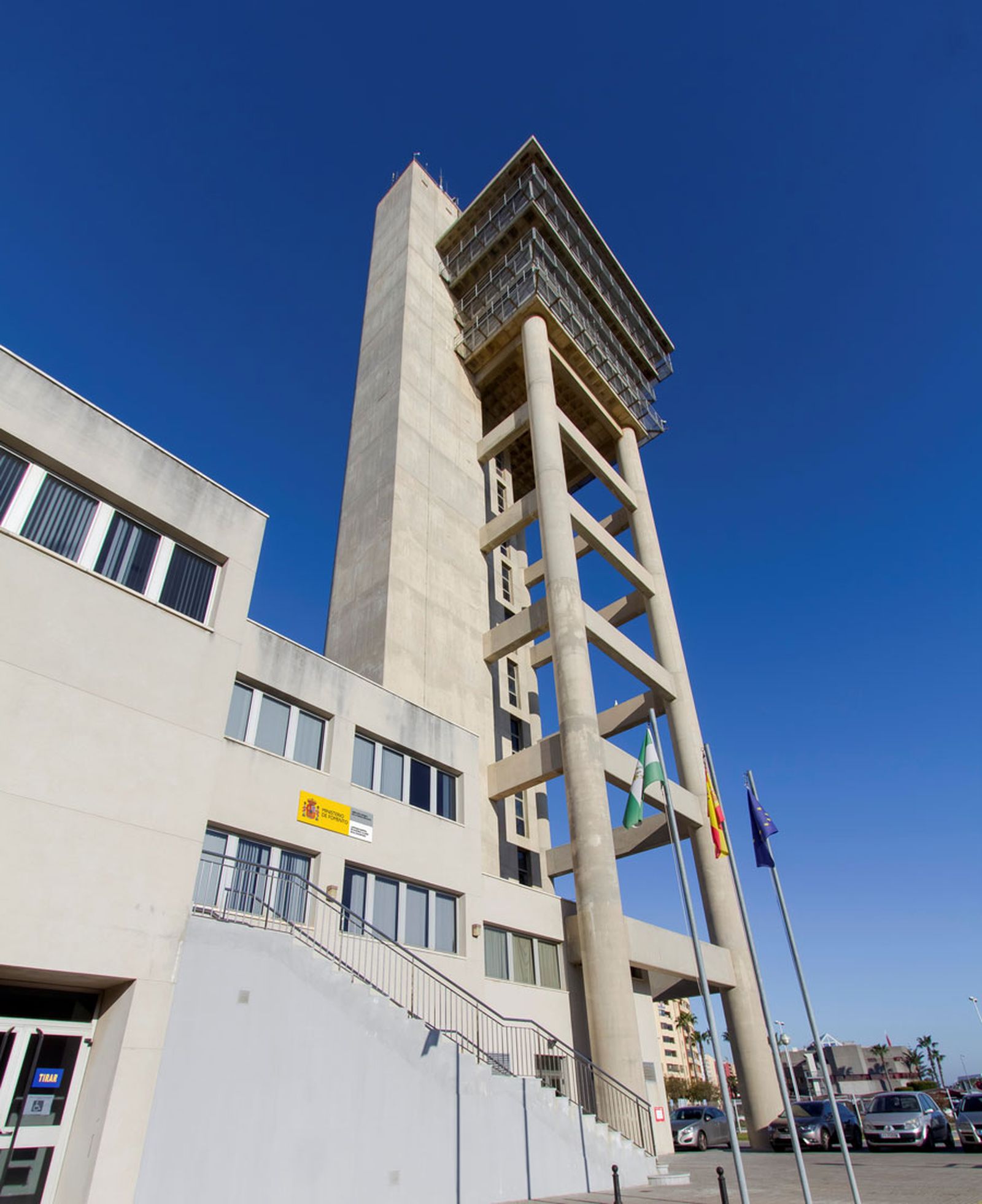 La Capitanía Marítima de Algeciras, a los pies de la Torre de control del Puerto de Algeciras.