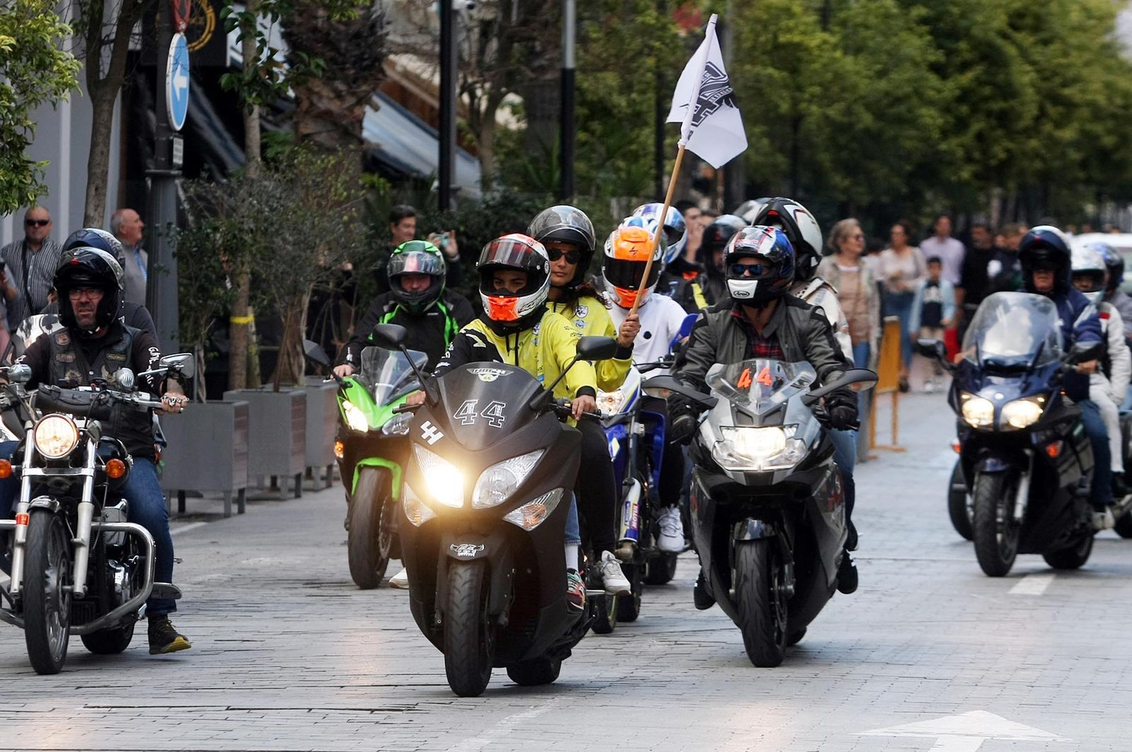 Imágenes de la concentración motera en memoria de Hugo Millán por las calles de Huelva