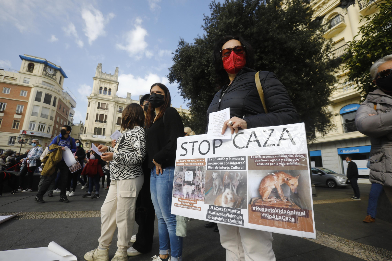 La protesta en Córdoba contra el uso de perros en la caza, en fotografías