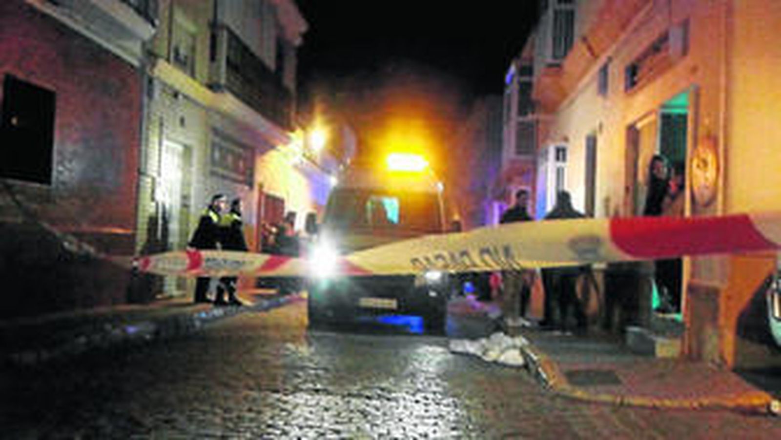 Policía y ambulancia, en el lugar de los hechos, ayer tarde.