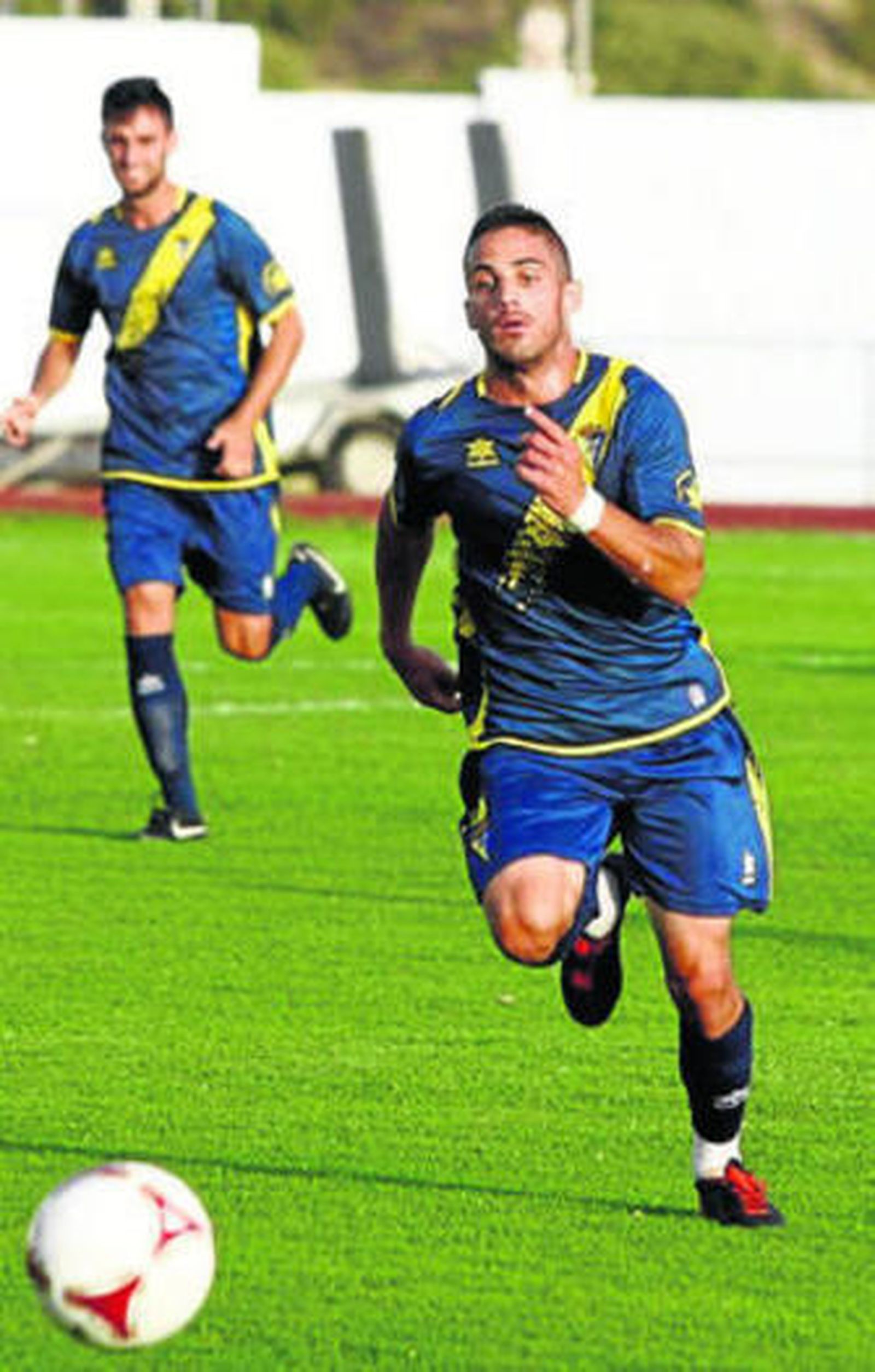 Francis trata de alcanzar el balón en un amistoso de pretemporada.