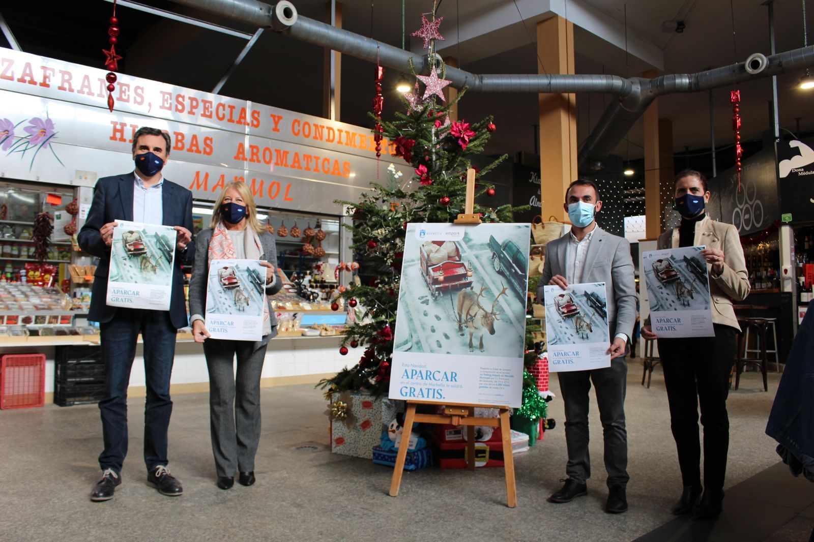 La alcaldesa de Marbella, Ángeles Muñoz (2ªI), en una visita que ha realizado al Mercado municipal.