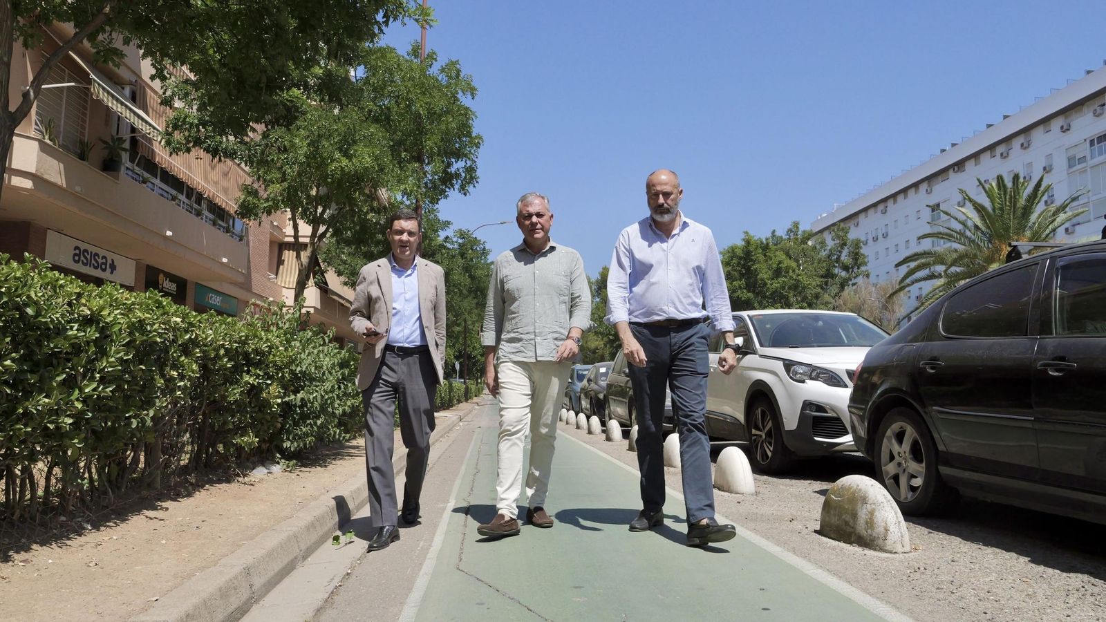 Sanz flanqueado por el delegado de Urbanismo, Juan de la Rosa, y el gerente Fernando Vázquez.