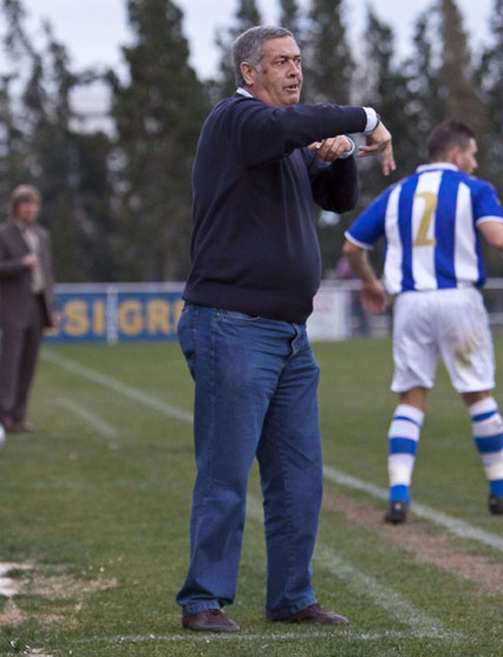 El entrenador, Nico Sosa, hace indicaciones desde la banda.

Foto: LOF