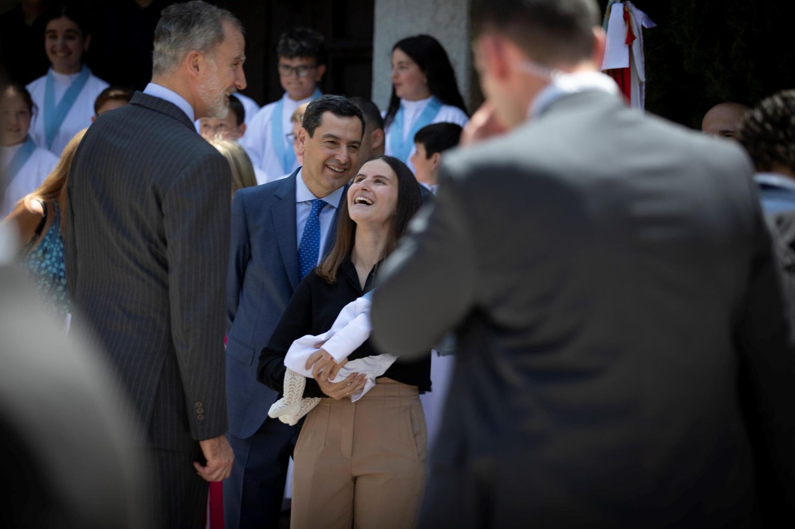 Felipe VI sonríe ante Nuria, madre de la pequeña Diana, y el presidente de la Junta, Juanma Moreno