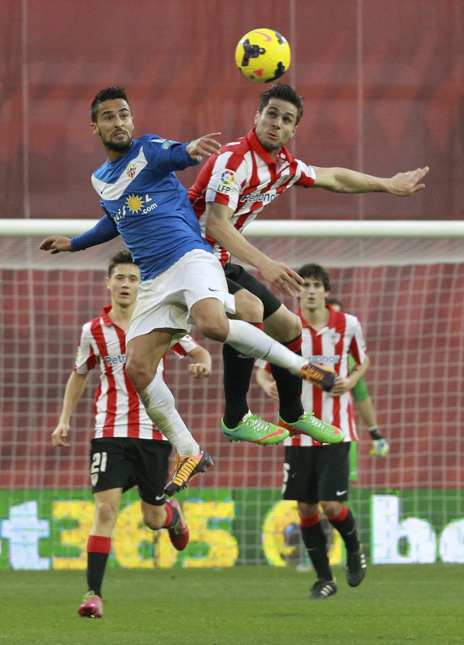 Kike Sola salta con el exrojiblanco Barbosa en su etapa en el Athletic.