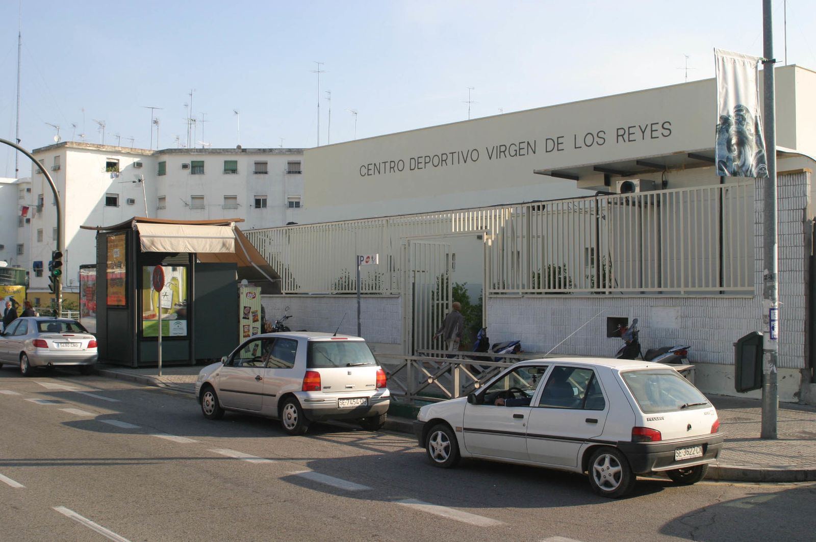 La entrada del centro deportivo Virgen de los Reyes en la Macarena