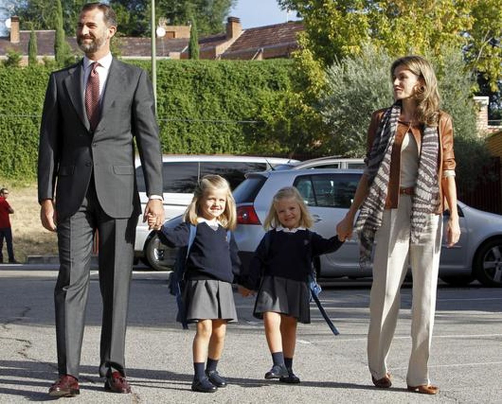 Las Infantas llegan al colegio Nuestra Señora de los Rosales acompañados de los Príncipes. / EFE