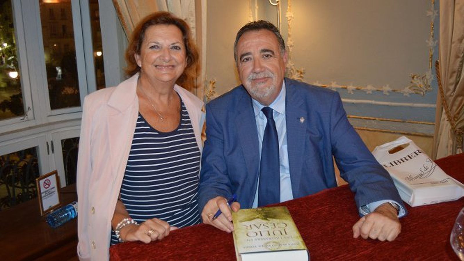 La veterana historiadora Amparo Bellón con el escritor Jesús Maeso, durante la firma de ejemplares.