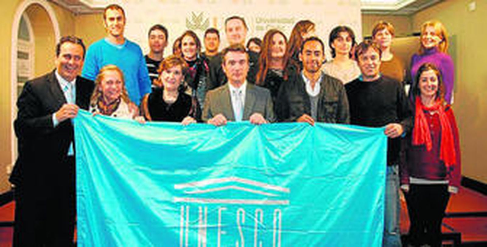 El rector junto a alumnos del primer doctorado Erasmus Mundus.