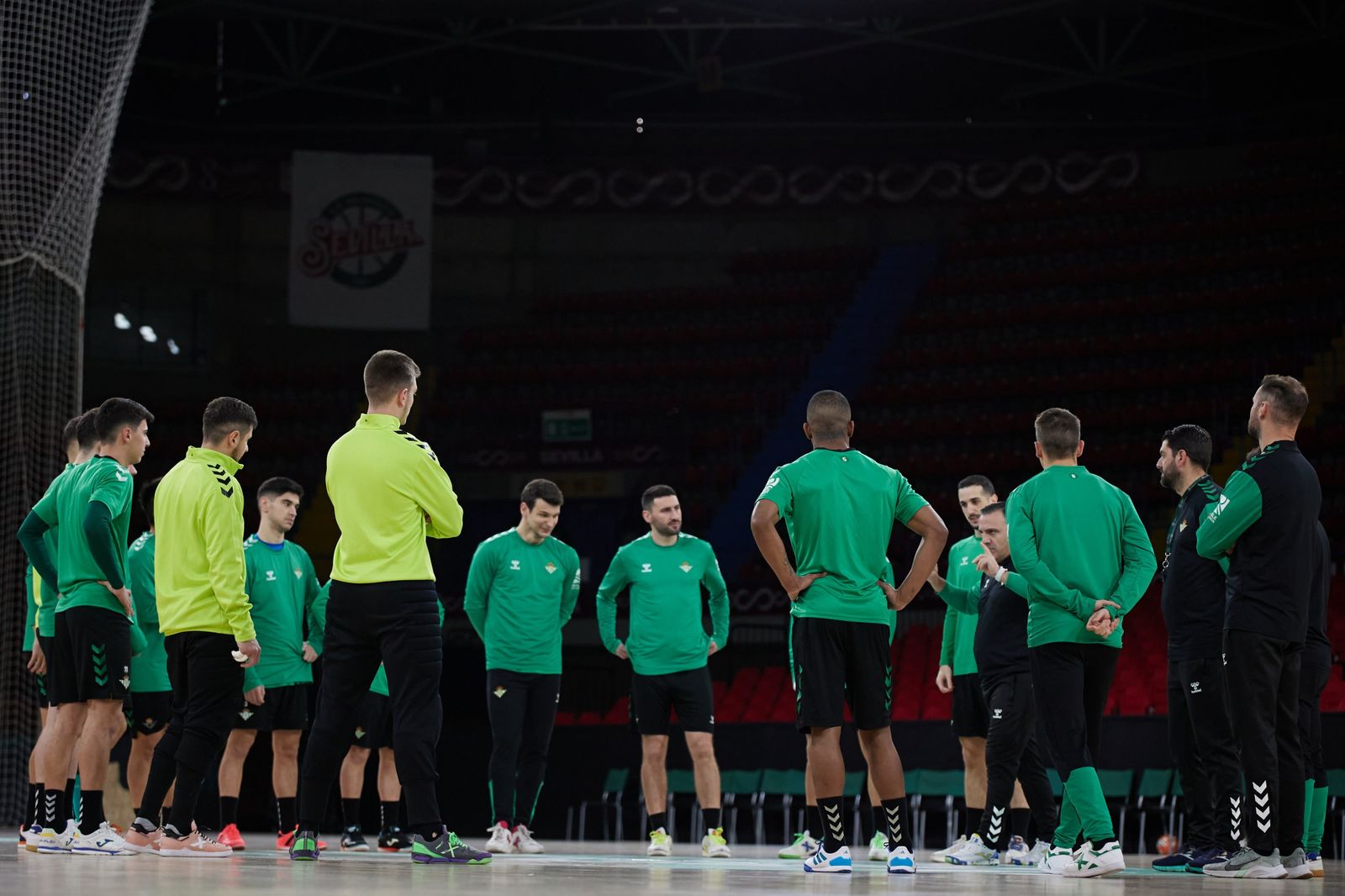El equipo bético escucha a Bruno García en un entrenamiento de esta semana.