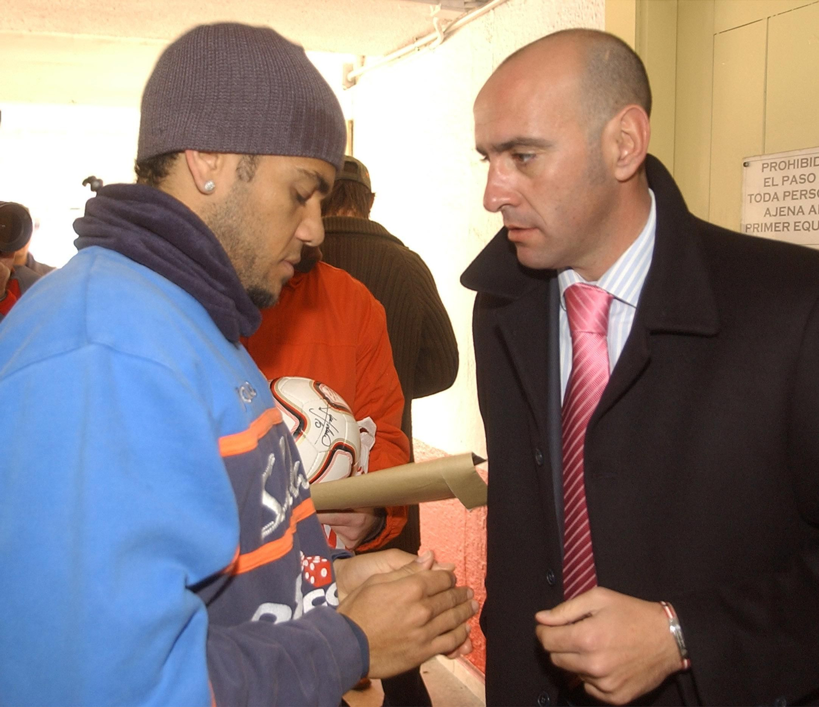 Daniel Alves y Monchi, en una imagen de 2006.