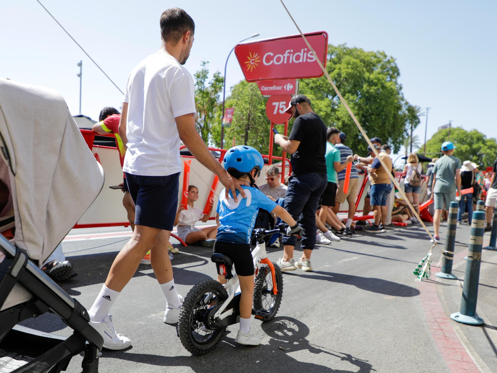 Ambiente del final de la 5ª etapa de la Vuelta ciclista a España, a su llegada a Sevilla