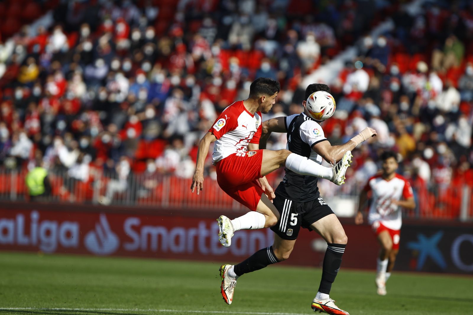 Robertone fue el mejor rojiblanco. El argentino realiza un espectacular control en carrera