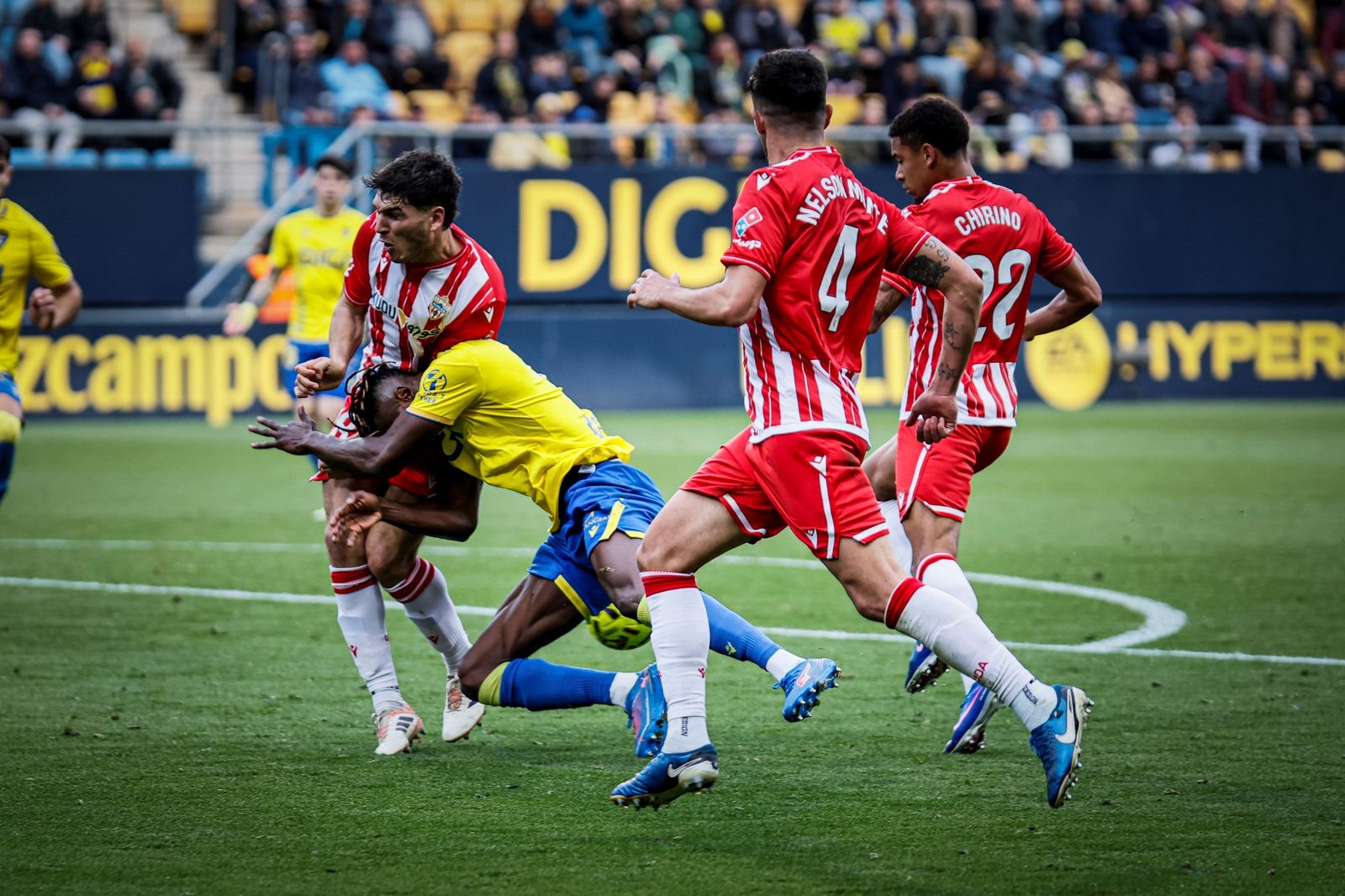 Dawda cae entre jugadores del Almería.