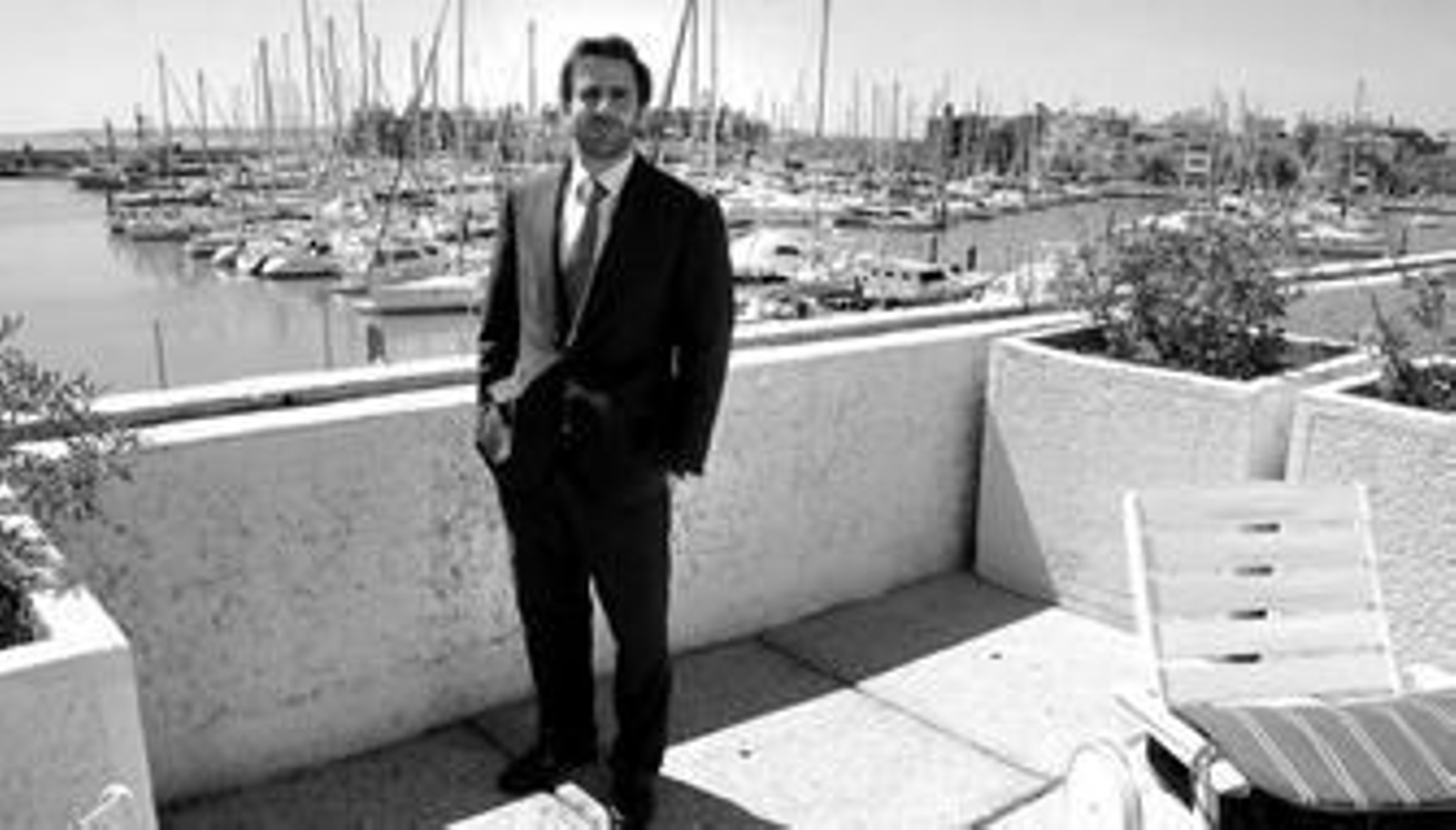 El nuevo director del hotel Puerto Sherry, Ramón Pajares, ayer en una de las terrazas del renovado establecimiento.