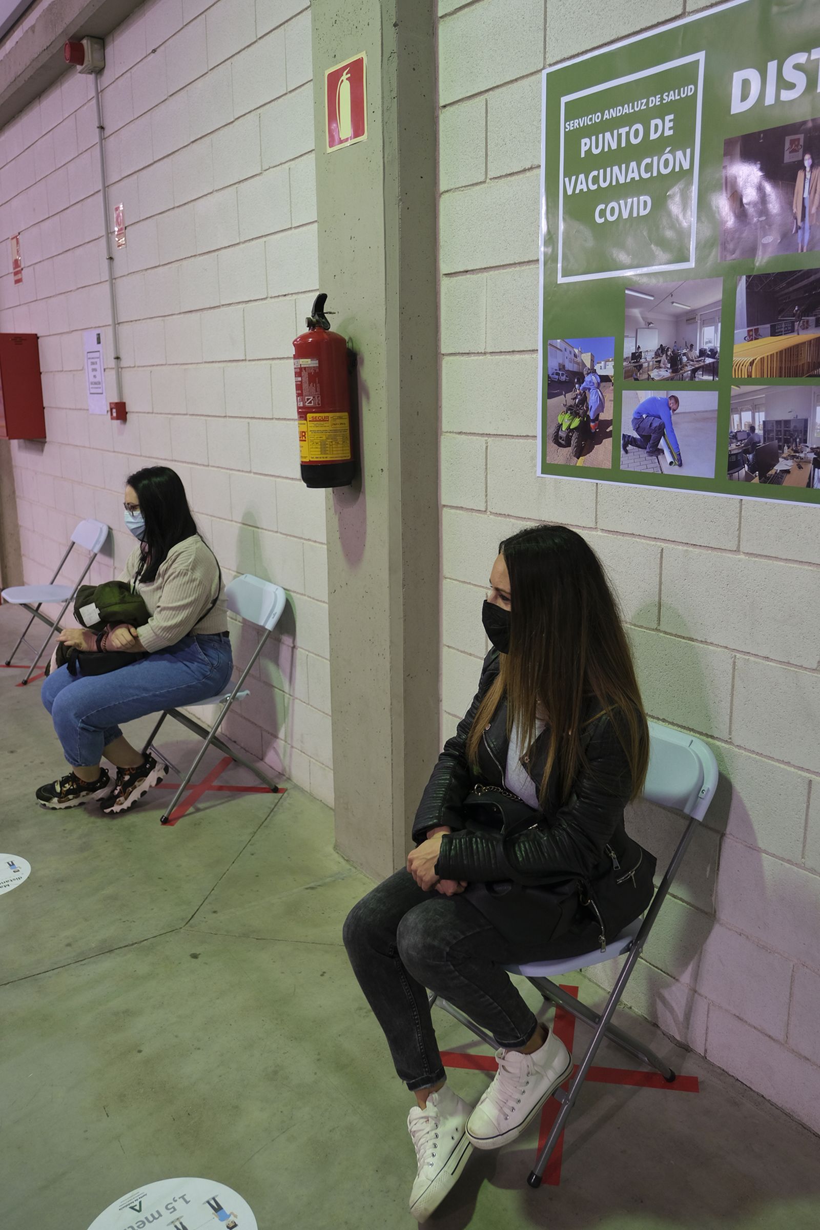 Fotogalería vacunación COVID-19 en el Palacio de los Juegos Mediterráneos. Almería
