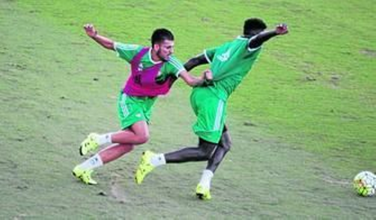 Dani Ceballos persigue a N'Diaye en un entrenamiento de esta semana.