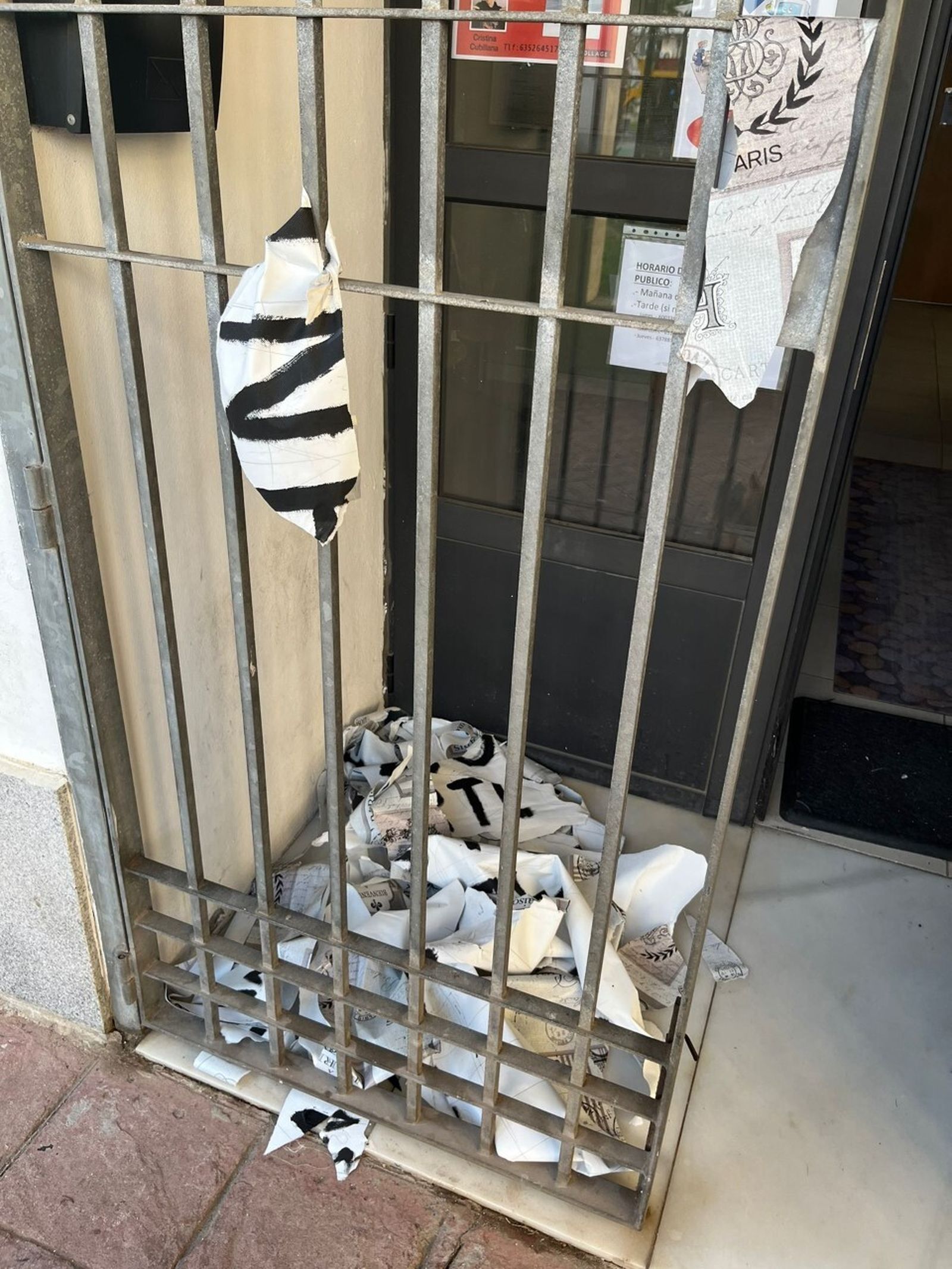 Los carteles han aparecido en el suelo arrancados.