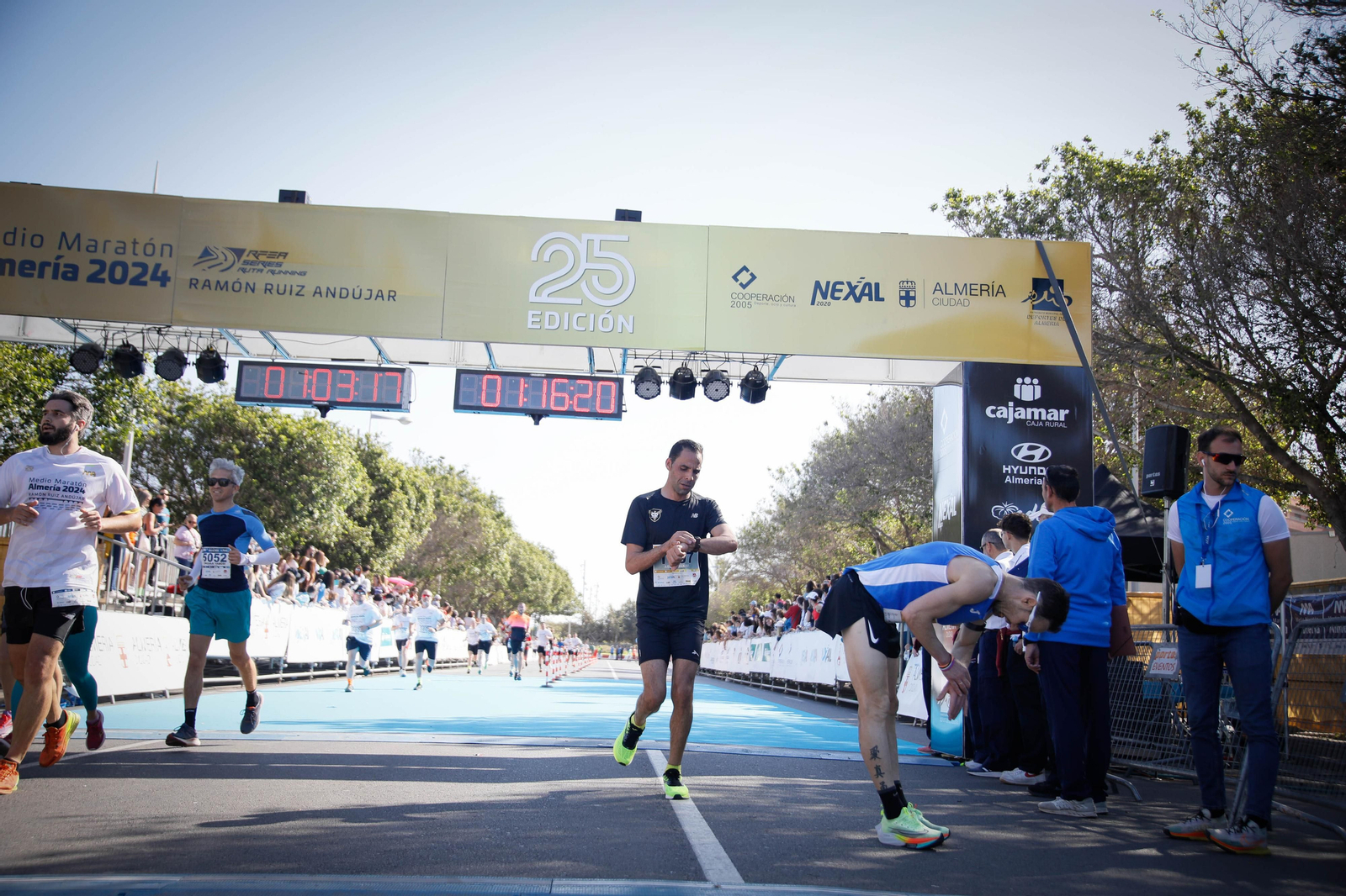 Imágenes de la llegada de la Media maratón Ciudad de Almería