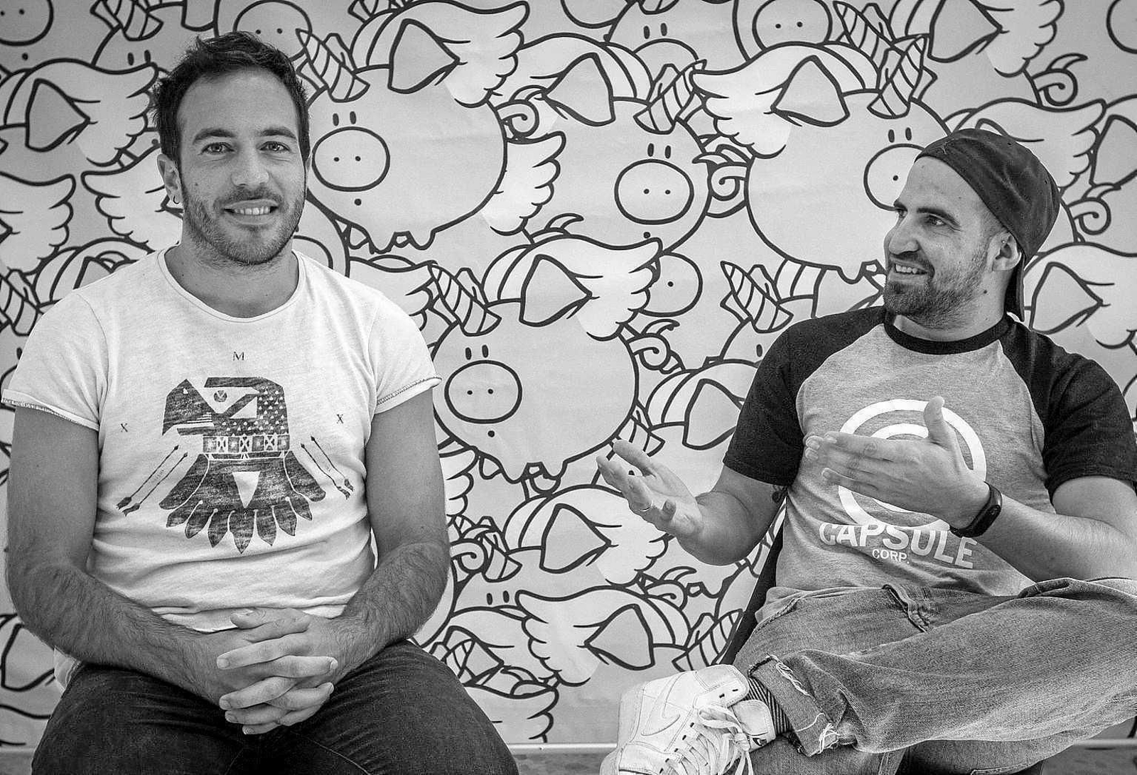 Diego Villalba y Alejandro Oneto posan con el icono de Puterful, el cerdicornio, al fondo.