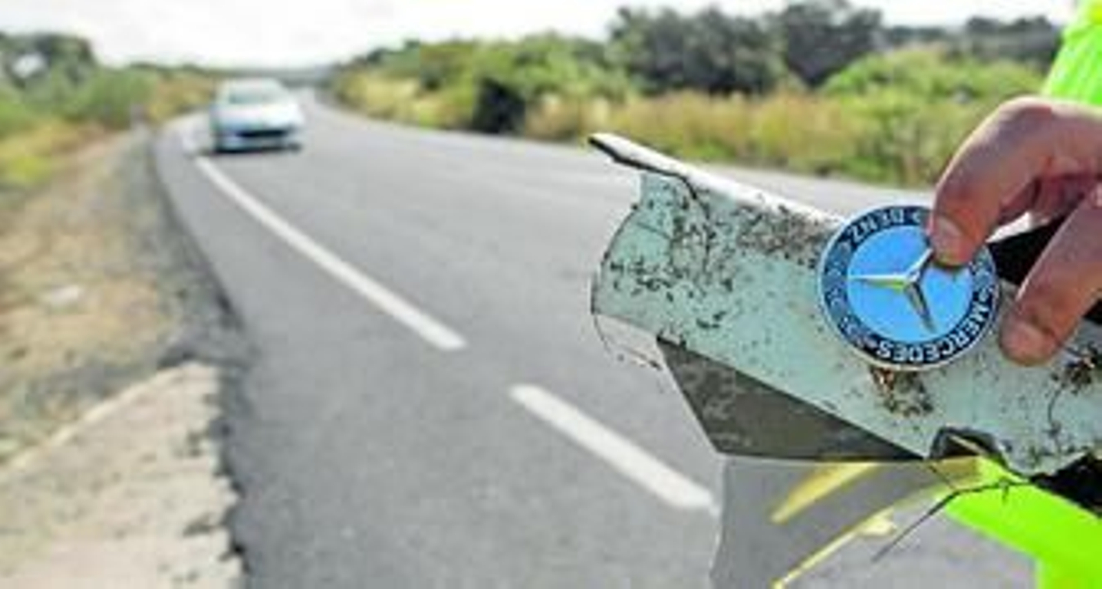 Los restos del vehículo de Ortega Cano, en la carretera entre Castilblanco y Burguillos.