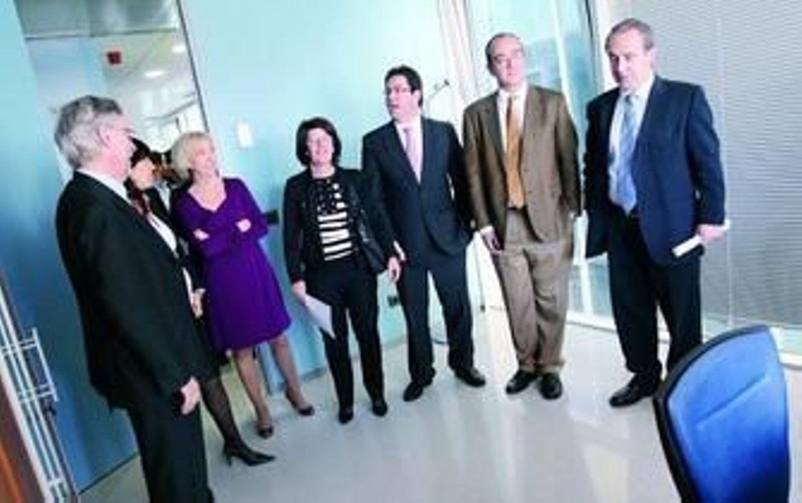 Alfredo Elías Mondéjar (izda.), magistrado sustituto en la inauguración del Juzgado Mercantil 2.