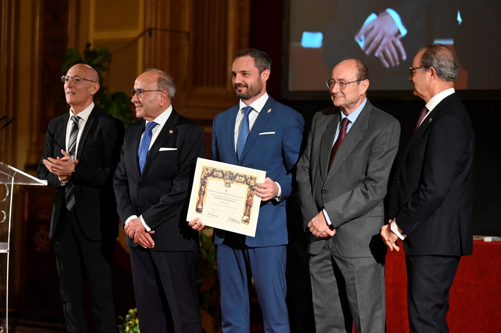 Ls imágenes de la entrega de insignias y la Medalla de Oro del Real Círculo de la Amistad de Córdoba